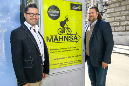 Zwei Männer vor einem Raiffeisen Plakat
