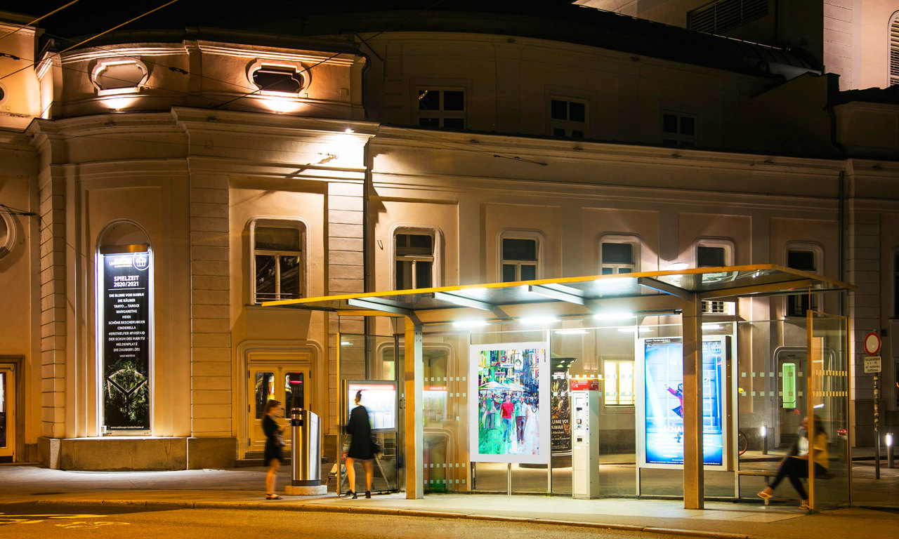 Digitales Citylight in Wartehalle vor dem Landestheater am Salzburger Makartplatz. © EPAMEDIA