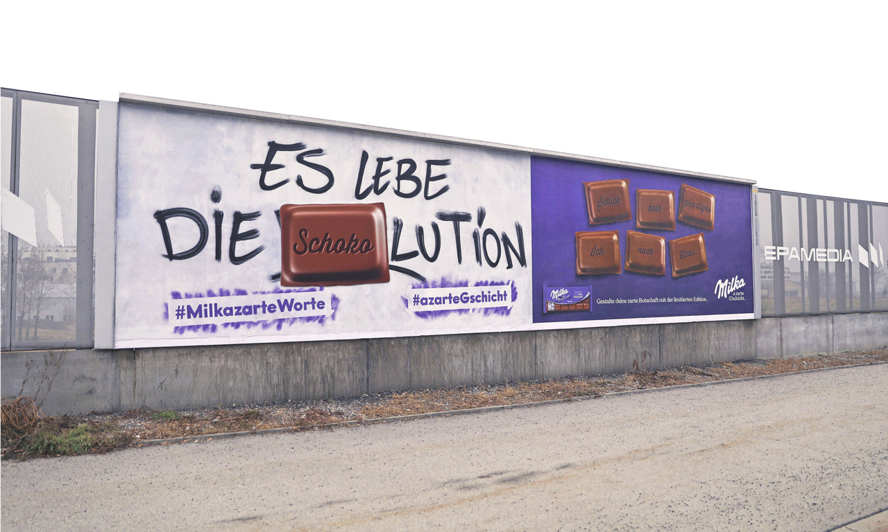 Sonder-Aktion in Wien im Rahmen der Milka Tender Words Kampagne: Plakat mit Spruch vorher und nachher. © EPAMEDIA 