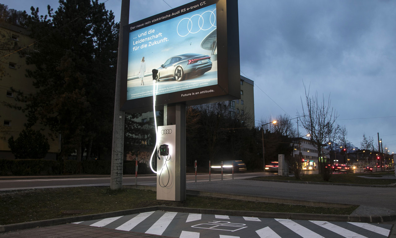 Geniale Sonderinstallation: Posterlight an dem e-Fahrzeuge auftanken können. © EPAMEDIA