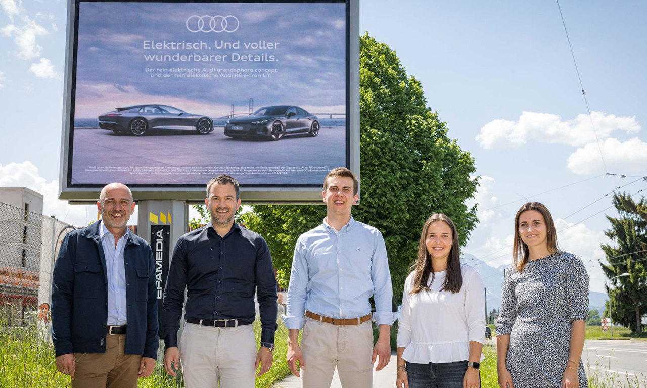 V.l.: Thomas Frauenschuh (EPAMEDIA), Bernhard Loos ((Head of Marketing & Sales Audi Austria), Bernhard Sturl und Julia Weichenberger (beide Media PMC) und Alexia Gasser (Team Lead Zentrales Marketing Audi Austria). © EPAMEDIA
