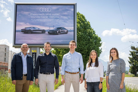 V.l.: Thomas Frauenschuh (EPAMEDIA), Bernhard Loos ((Head of Marketing & Sales Audi Austria), Bernhard Sturl und Julia Weichenberger (beide Media PMC) und Alexia Gasser (Team Lead Zentrales Marketing Audi Austria). © EPAMEDIA