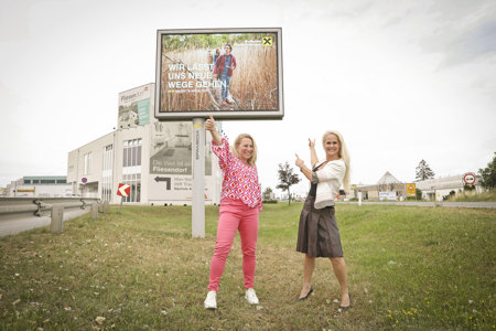 V.l. Karin Sobotka (Leiterin Digital Marketing Raiffeisenlandesbank NÖ-Wien), Claudia Mohr-Stradner (Director Sales EPAMEDIA) vor einem digitalen Posterlight. © EPAMEDIA