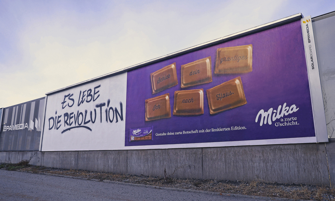 Sonder-Aktion in Wien im Rahmen der Milka Tender Words Kampagne: Plakat mit Spruch vorher und nachher. © EPAMEDIA 
