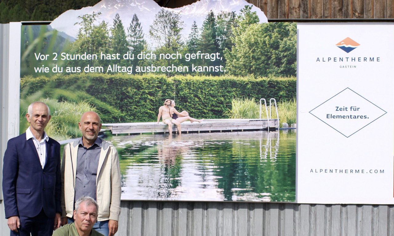 Hinten links: Klaus Lemmerer (Geschäftsführer Alpentherme Gastein), hinten rechts: Thomas Frauenschuh (EPAMEDIA). Vorne: Sigi Strasser (Agentur Sistra). © EPAMEDIA