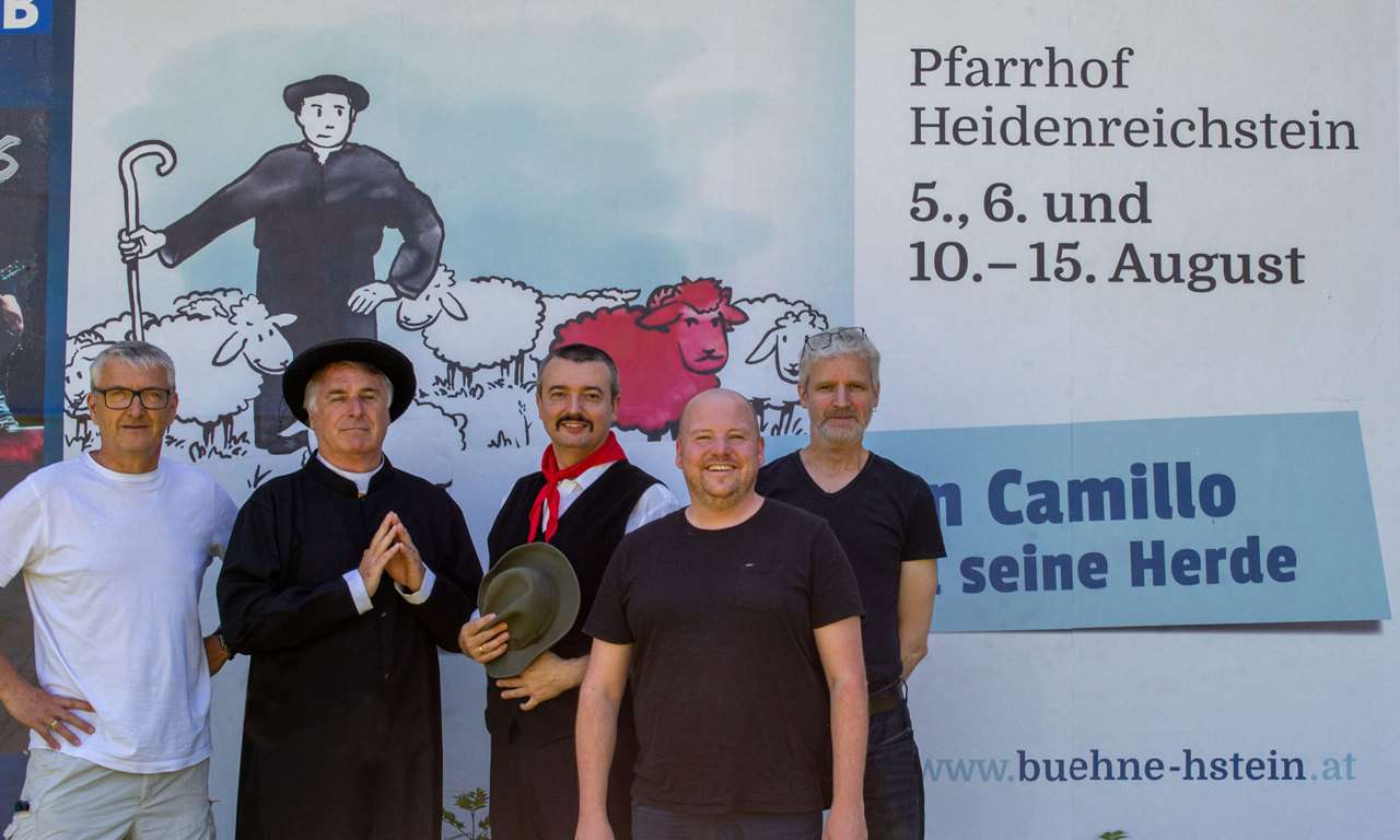 V.l.: Andreas Krenner (Regie), Johann Pichler (Don Camillo), Jürgen Hanisch (Peppone), Benjamin Blaha (EPAMEDIA), Rupert Wurz (Obmann). © EPAMEDIA