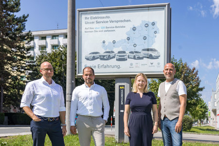 V. l. n. r.: Johannes Strasser (Leitung Service Marketing und Strategie Porsche Austria), Rudolf Mühlfellner (Teamleitung Service Marketing Porsche Austria), Christina Fuchsberger (Mediaplanung Porsche Media & Creative), Thomas Frauenschuh (Head of Regional Sales Salzburg EPAMEDIA) © EPAMEDIA